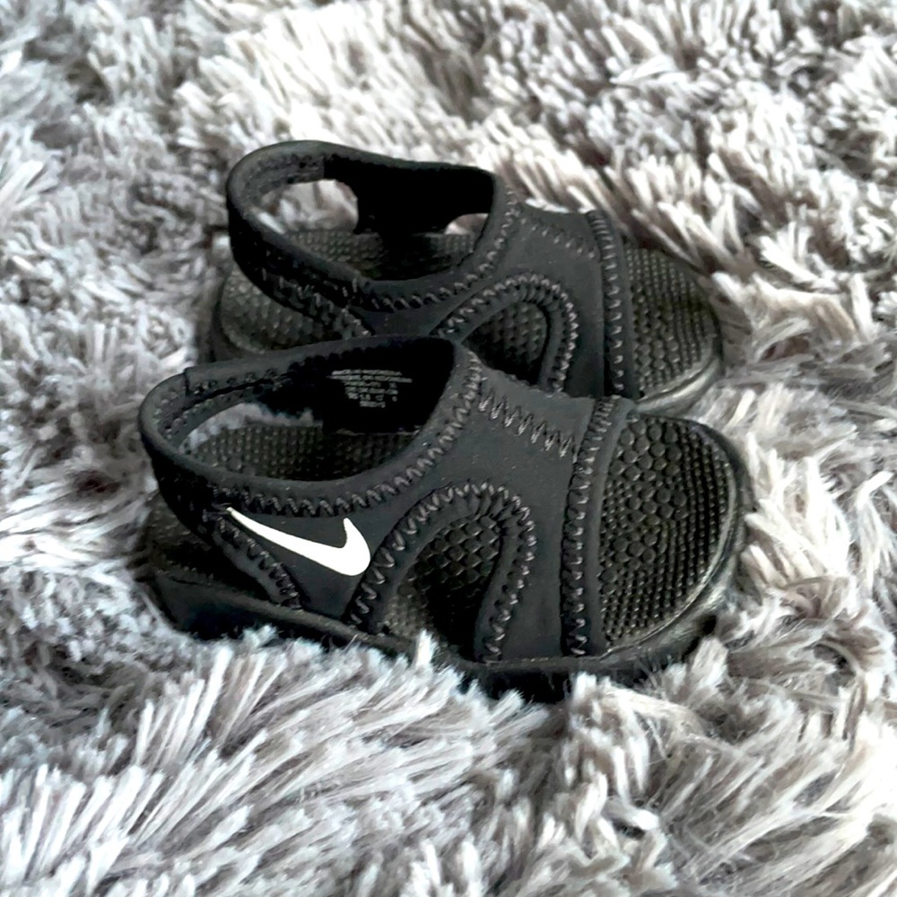 NWOT size 2 Nike baby sandals